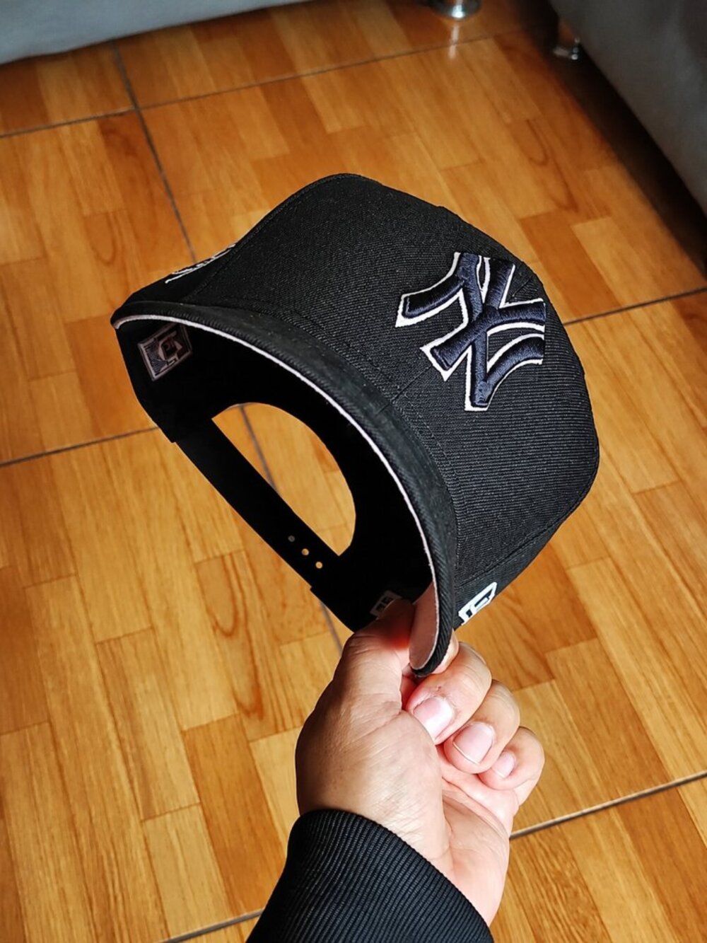 NWT New Era Black Fitted Hat White Logo Side Patch Cap - Picture 4 of 8